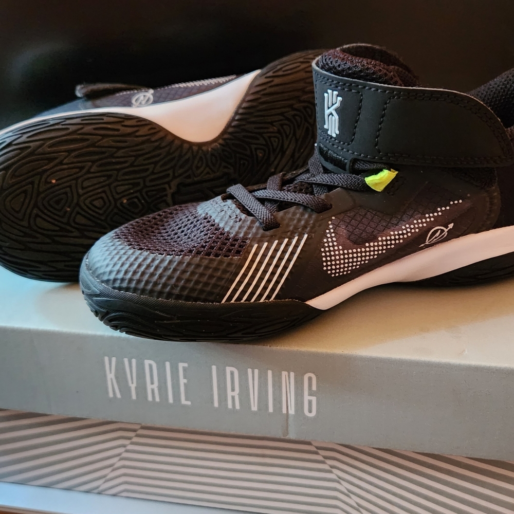 Nike Kyrie Irving BOYS EUC Basketball Shoes Little Boys 13
